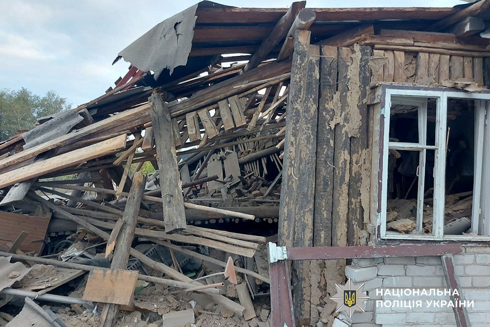 Вбито людину, ще 9 поранені, пошкоджено кілька лікарень, комунальне підприємство, багатоповерхівки – окупанти вдарили по Донеччині