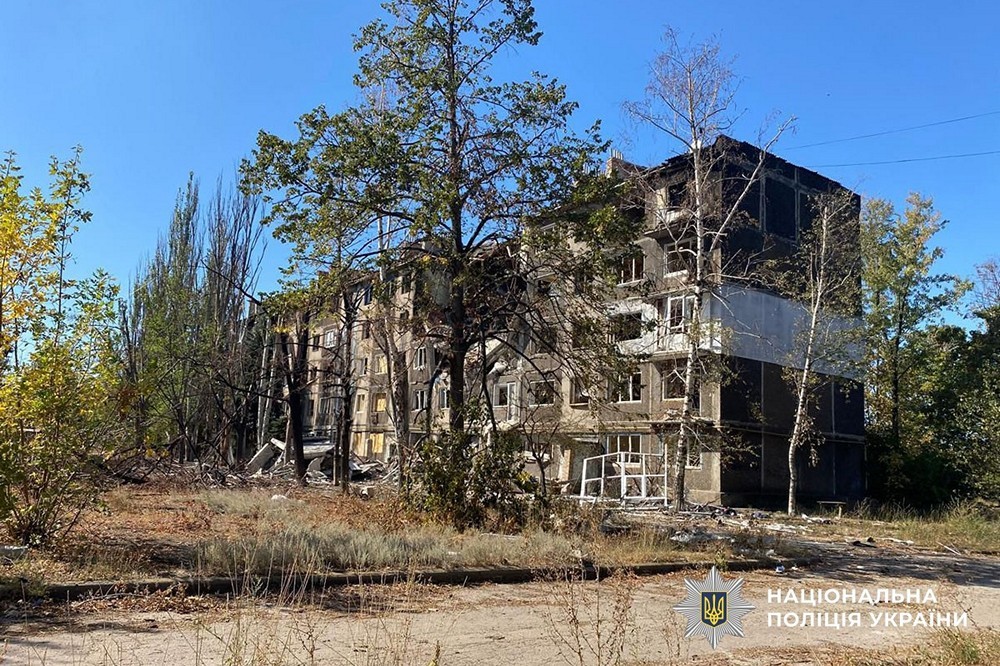 Вбито чотирьох людей, багато поранених, під ударом торговий центр, навчальний заклад, будинки – наслідки обстрілів Донеччини