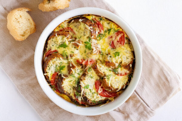 Яєчний коблер з хлібом і курячим фаршем