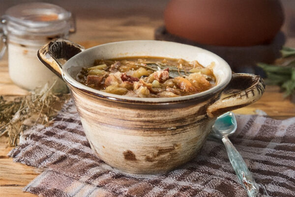 Капустяний суп із квасолею