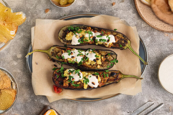 Баклажани, фаршировані салатом