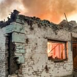 Горить будинок, є постраждалі – окупанти вдарили по Лозовій на Харківщині