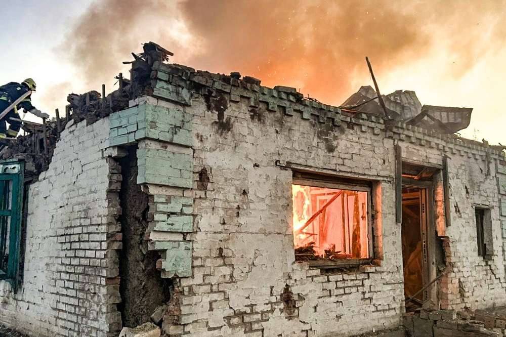 Горить будинок, є постраждалі - окупанти вдарили по Лозовій на Харківщині 1 Горить будинок, є постраждалі - окупанти вдарили по Лозовій на Харківщині