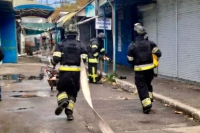 Двоє загиблих, багато поранених, горіли торгові павільйони – окупанти обстріляли Херсон з артилерії (фото)