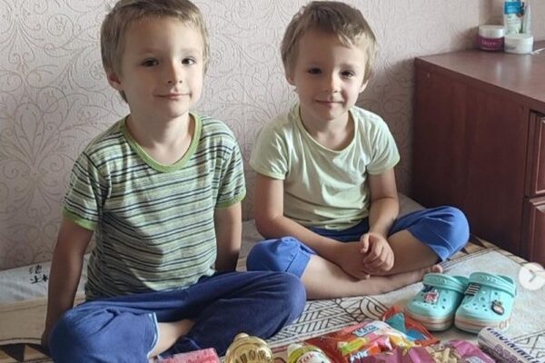 Гуманітарна допомога для мам з прифронтових територій і ВПО поштою – хто і як може отримати