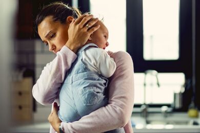 Дострокове призначення пенсії матерям, які виховували тяжко хворих дітей: хто саме може отримувати