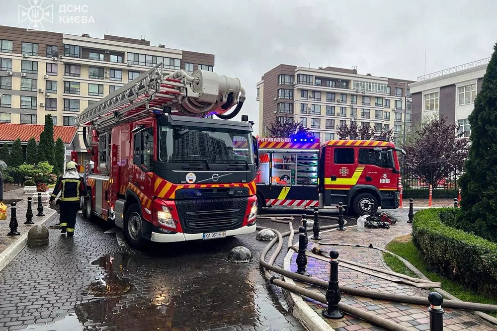 Під час масштабної пожежі в багатоповерхівці у Києві врятували 12 осіб