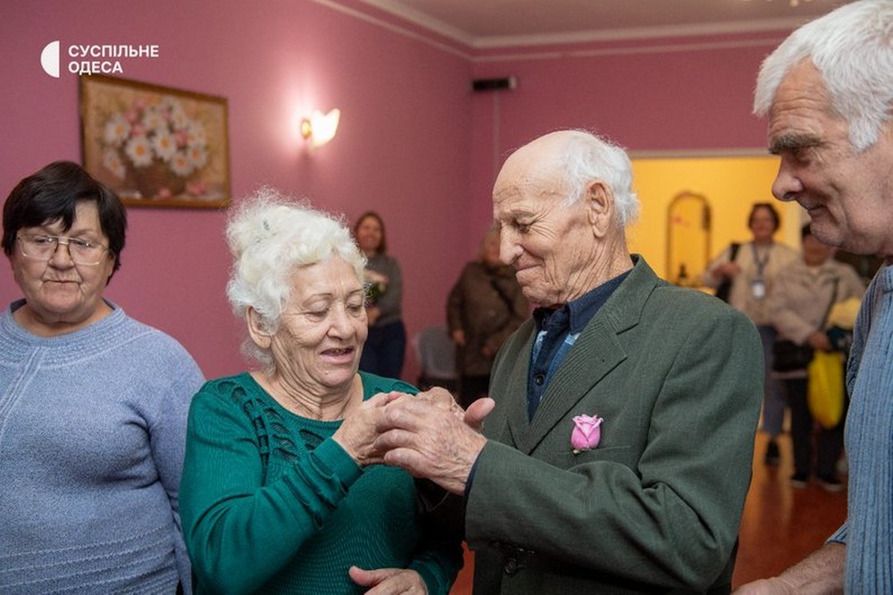Їй 75, а йому – 83: одружилася пара переселенців, яка познайомилася на Дніпропетровщині (фото, відео)