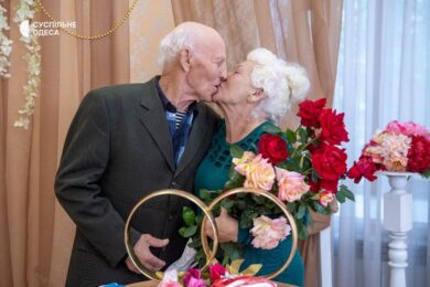 Їй 75, а йому – 83: одружилася пара переселенців, яка познайомилася на Дніпропетровщині (фото, відео)