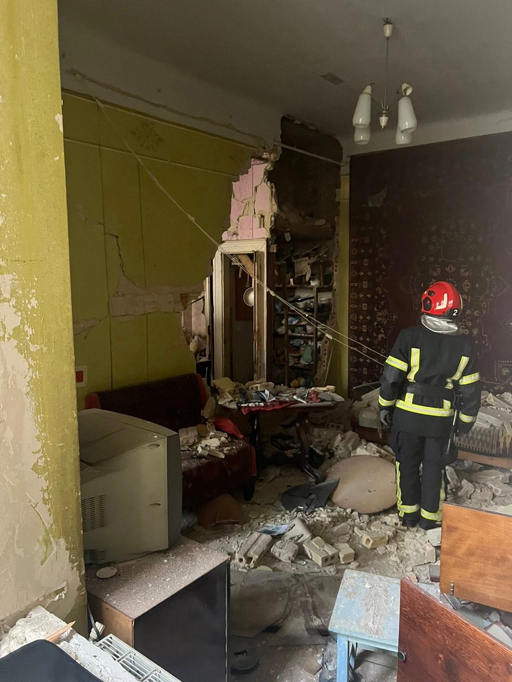 Потужний вибух стався у квартирі у Львові: є руйнування, постраждала жінка (фото)