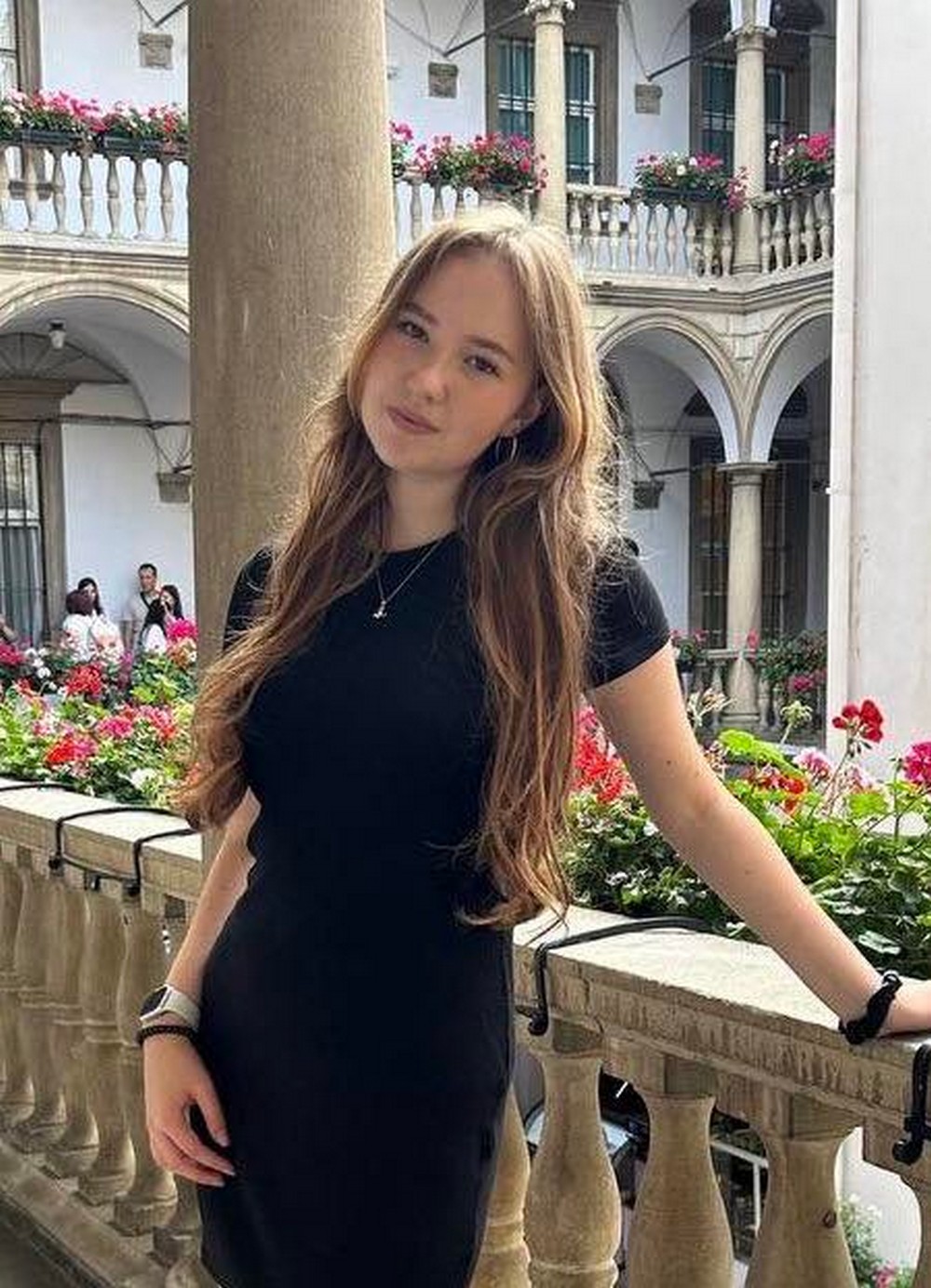 На фото ГРИЦІВ АНАСТАСІЯ , учениця 10-А класу Лапаївського ліцею. Сьогодні її разом з родиною вбила армія РФ на Львівщині
