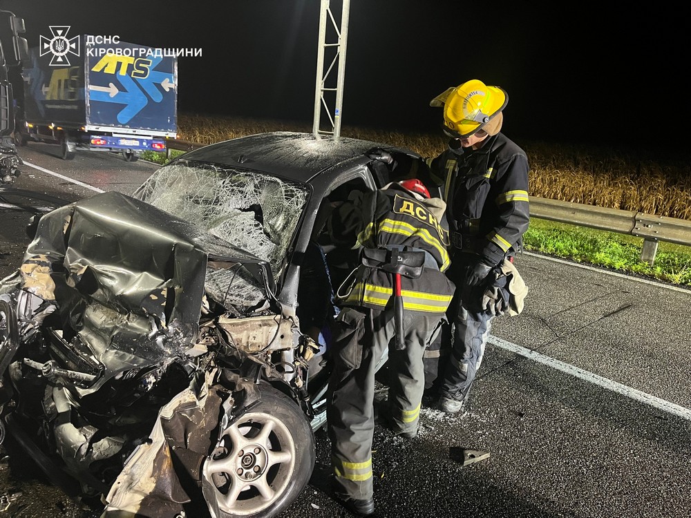 Влетіли під вантажівку і загинули: смертельна ДТП на Кіровоградщині – подробиці (фото)