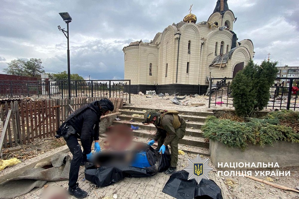 Матір малюка вбили минулого тижня: окупанти скинули бомбу на храм в Костянтинівці, на місці удару виявили загиблих, поранених і дворічного хлопчика… 