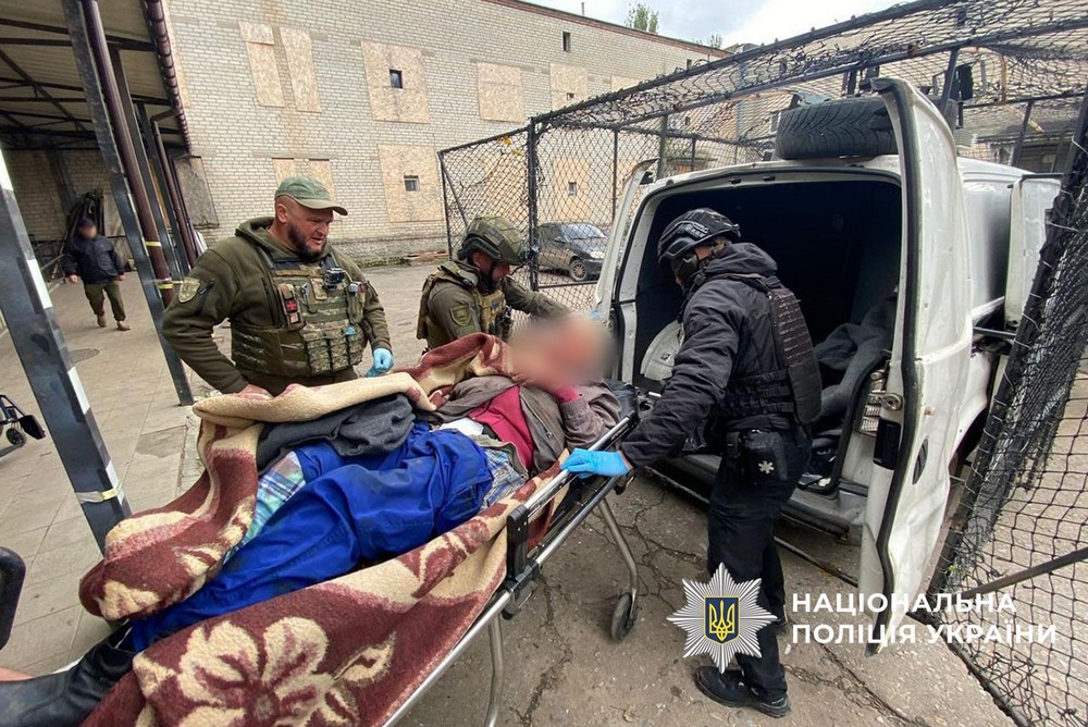 Матір малюка вбили минулого тижня: окупанти скинули бомбу на храм в Костянтинівці, на місці удару виявили загиблих, поранених і дворічного хлопчика…