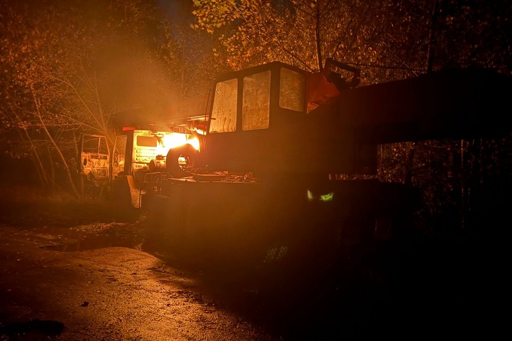 Ворог вдарив по авто енергетиків на Чернігівщині: є загиблі і поранені 1 Ворог вдарив по авто енергетиків на Чернігівщині ввечері 10 жовтня. На жаль, не обійшлося без жертв.