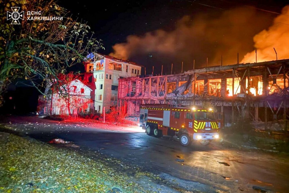 Харківщина 2 Ворогом здійснена чергова масована нічна повітряна атака 29 жовтня. Вона розпочалася ще з вечора напередодні і триває досі. Окупанти запустили по Україні велику кількість безпілотників. На жаль, не обійшлося без постраждалих і руйнувань. Виникли пожежі. Ворог знову бив по енергетиці і цивільній інфраструктурі.