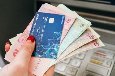 Зрадила довіру: колишня дівчина загиблого бійця викрала 250 000 грн з картки його бабусі – як її покарав суд на Закарпатті