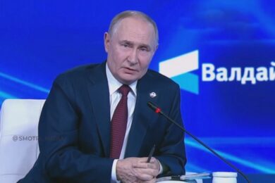 “Росіянам боляче спостерігати страждання українців” – Путін зробив низку цинічних заяв про війну в Україні