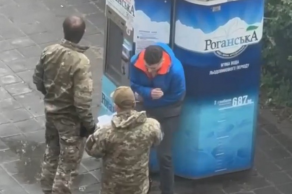 Військовий ТЦК побив учителя «Захисту Вітчизни» - як його покарали (відео) 1 Військовий ТЦК побив учителя «Захисту Вітчизни» - як його покарали (відео)