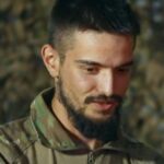 «Бачу, біля мене чиясь рука піднімає гілку»: 22-річний воїн ЗСУ опинився віч-на-віч з ворогом і самотужки знищив 6-х окупантів (відео)