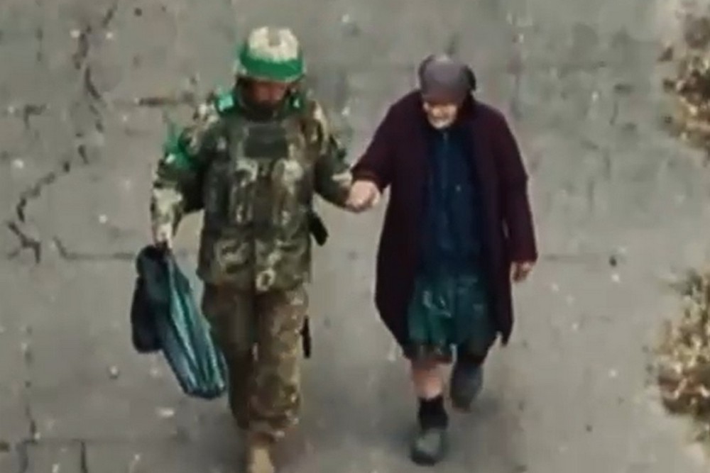 Зухвала операція з порятунку цивільних: військові ЗСУ пішки вивели бабусю і онука з прифронтового села (відео) 1 Зухвала операція з порятунку цивільних: військові ЗСУ пішки вивели бабусю і онука з прифронтового села (відео)