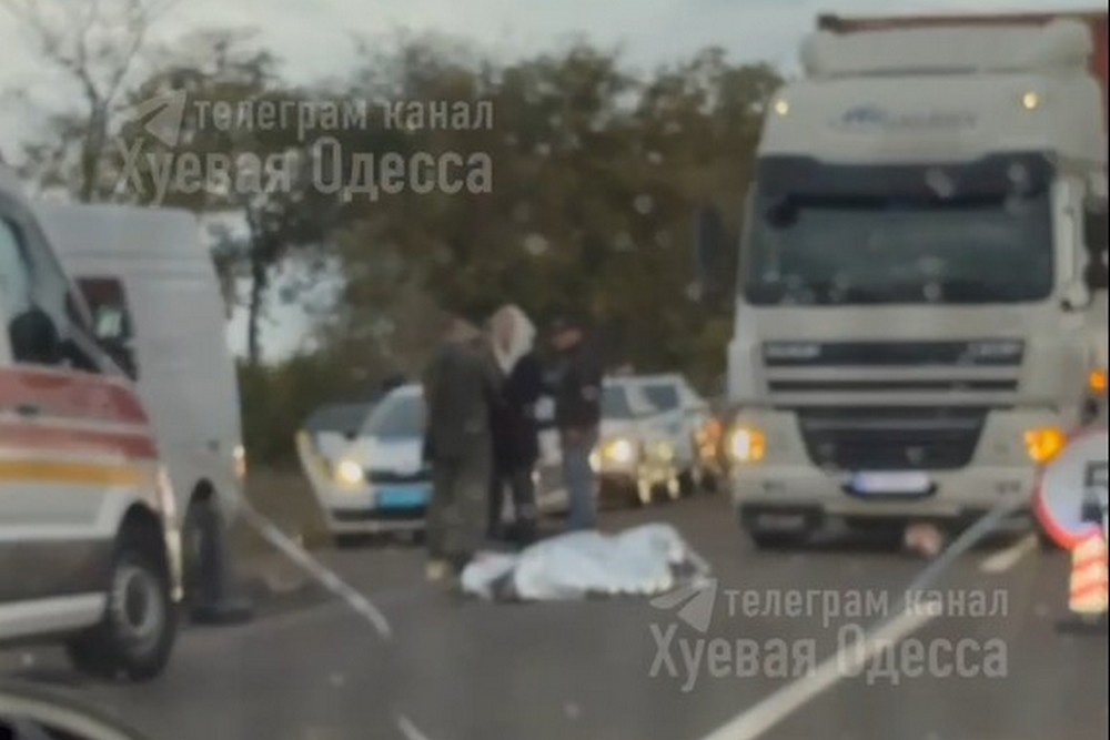 «Сказав, що не помітив»: водій вантажівки збив на смерть двох військових на блокпосту Одещини (відео) 1 «Сказав, що не помітив»: водій вантажівки збив на смерть двох військових на блокпосту Одещини (відео)