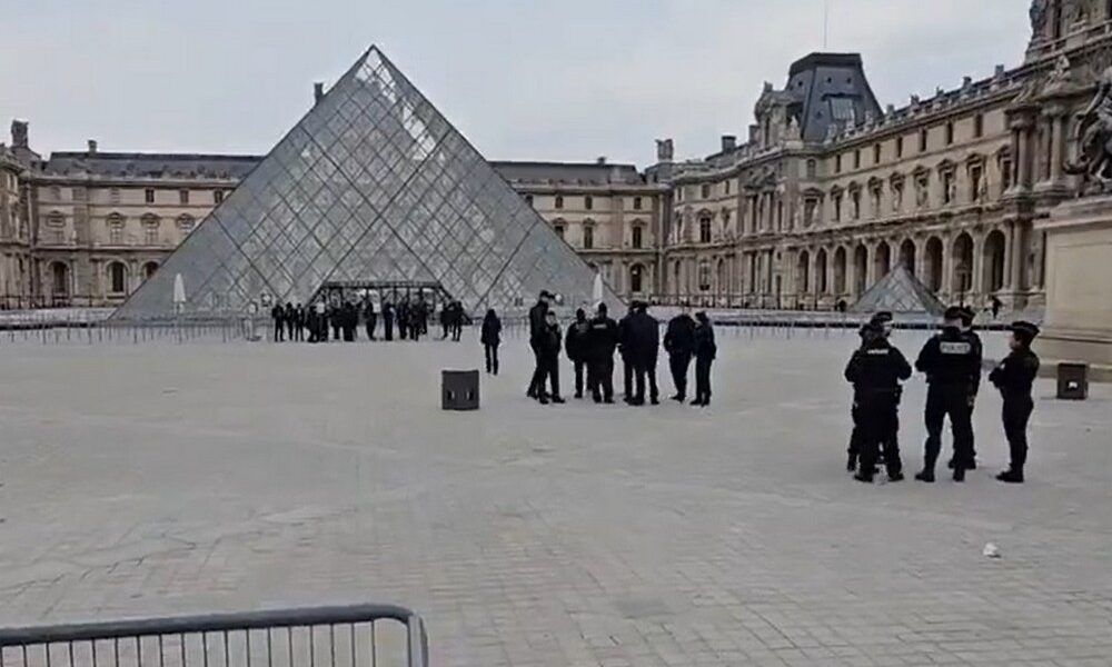 В Парижі пограбували Лувр сьогодні, 19 жовтня. Музей на цілий день закрили для відвідувачів.
