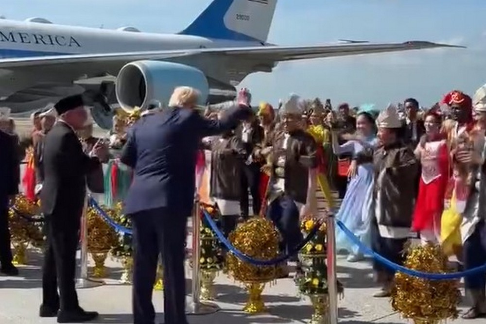 Трамп назвав умову нової зустрічі з Путіним, а тим часом станцював у Малайзії (відео) 1 Трамп назвав умову нової зустрічі з Путіним, а тим часом станцював у Малайзії (відео)