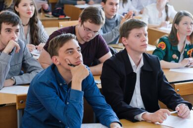 Скільки українських учнів хочуть виїхати за кордон – результати опитування