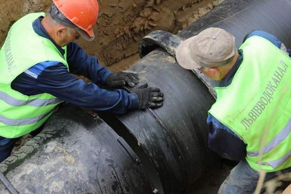 «На вулиці знову повернулись водовозки» - на магістральному водогоні поблизу Львова сталася наймасштабніша аварія за десятиліття 1 «На вулиці знову повернулись водовозки» - на магістральному водогоні поблизу Львова сталася наймасштабніша аварія за десятиліття