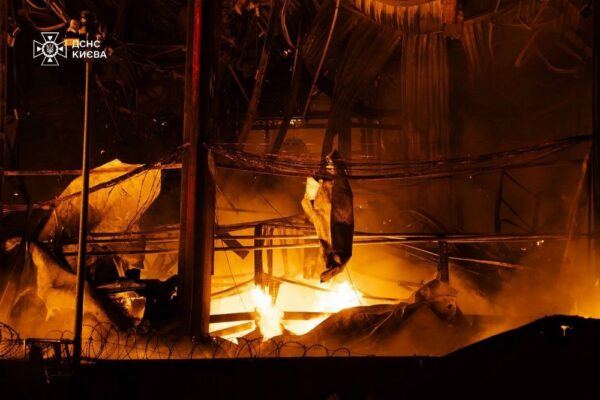 Ворогом здійснена чергова нічна повітряна атака 25 жовтня. Вона розпочалася ще з вечора напередодні і триває досі. Окупанти запустили по Україні ракети і безпілотники. На жаль, не обійшлося без загиблих – серед них рятувальник. Також багато поранених. Виникли пожежі і є руйнування.