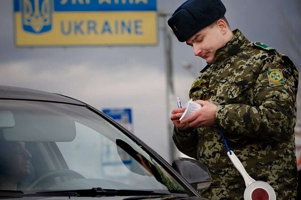Виїзд чоловіків 18-22 років за кордон - кого не випускають і які документи потрібні