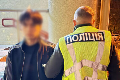 В реальності була не схожа на фото із сайту знайомств – у Києві хлопець побив дівчину та відібрав у неї гроші