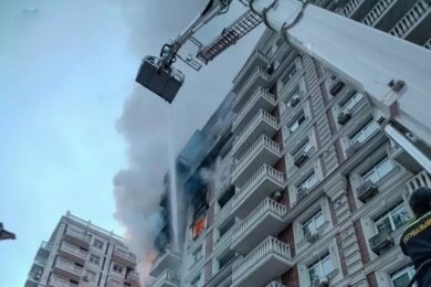 Під час масштабної пожежі в багатоповерхівці у Києві врятували 12 осіб (фото, відео)
