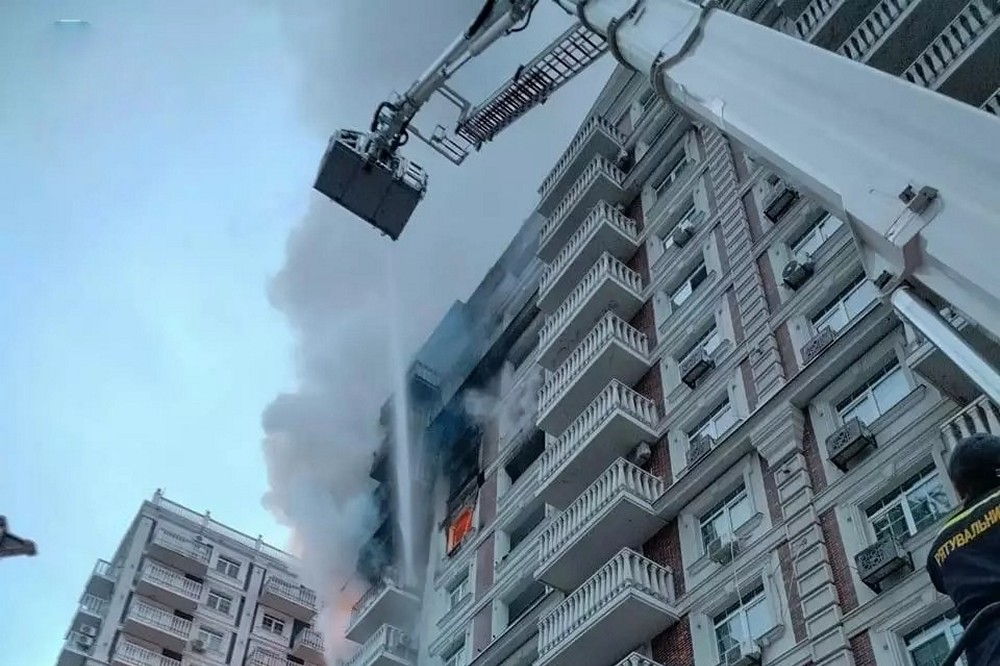 Під час масштабної пожежі в багатоповерхівці у Києві врятували 12 осіб (фото, відео) 1 Під час масштабної пожежі в багатоповерхівці у Києві врятували 12 осіб