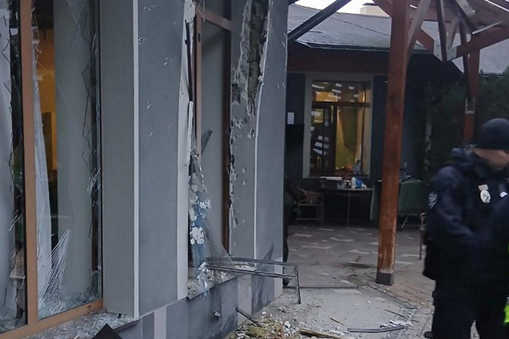 Окупанти знову запустили дрони на Харків: влучання у двох районах, постраждали люди 1 Окупанти знову запустили дрони на Харків: влучання у двох районах, постраждали люди