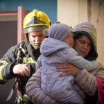 Мешканців, дворічну дитину та тварин евакуювали із задимленого будинку на Київщині (фото, відео)