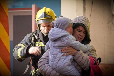 Мешканців, дворічну дитину та тварин евакуювали із задимленого будинку на Київщині (фото, відео)