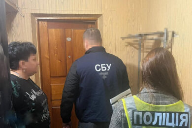 Послуги у 22 000 доларів — викрито жінку, яка наживалася на ухилянтах у Хмельницькому