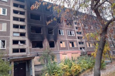 Є жертва і поранені, пошкоджено автошколу, заклади освіти, 22 житлові будинки – наслідки обстрілів Донеччини