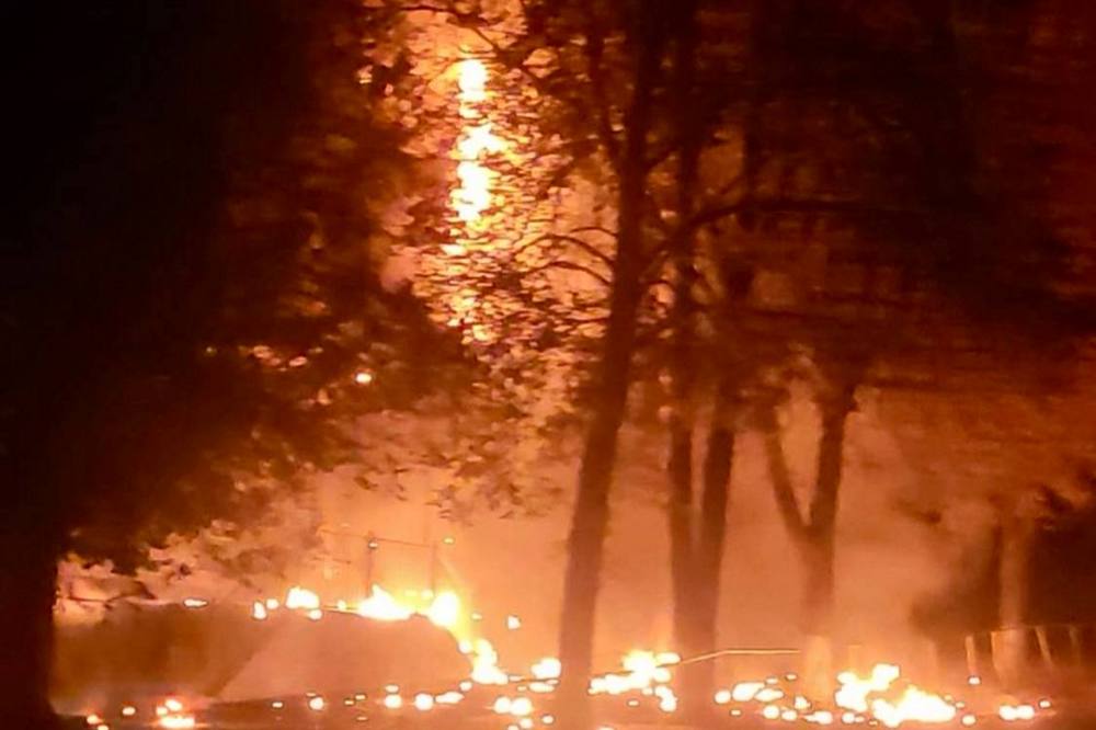 Є влучання в заклад освіти, виникли пожежі – ворог атакував Запоріжжя (відео) 1 Є влучання в заклад освіти, виникли пожежі – ворог атакував Запоріжжя (відео)