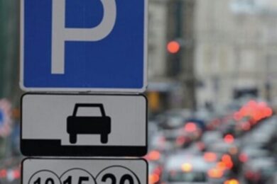 На парковках в Україні зʼявляться паркомісця для сімей з дітьми до 3 років — ВР підтримала законопроєкт