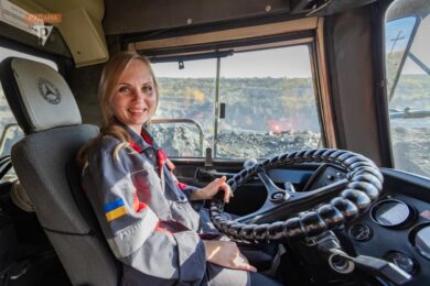 Вчилася на бандуристку, але стала першою в історії ГЗК жінкою – водійкою кар’єрного самоскиду. Знайомтеся, Анна з Кривого Рогу!