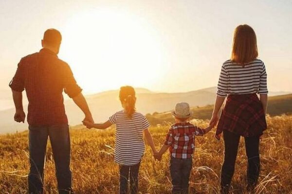 Гроші ходять за дитиною з 1 січня 2026 року підвищать виплати прийомним батькам і батькам-вихователям