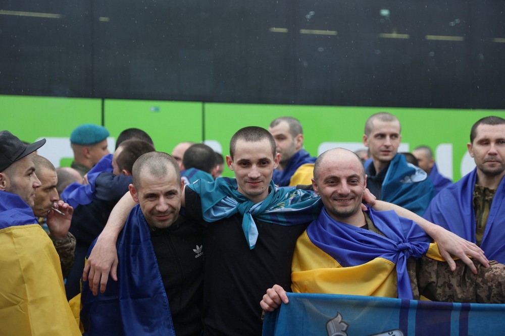 Відбувся обмін полоненими 2 жовтня: Україна повернула 185 військових і 20 цивільних (фото, відео)