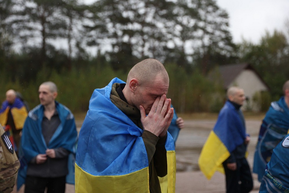 Відбувся обмін полоненими 2 жовтня: Україна повернула 185 військових і 20 цивільних (фото, відео)