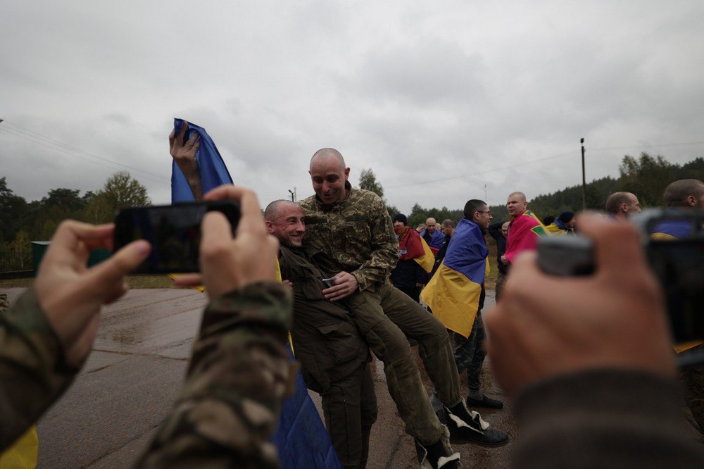 Відбувся обмін полоненими 2 жовтня: Україна повернула 185 військових і 20 цивільних (фото, відео)