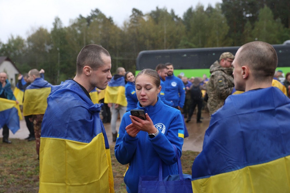 Відбувся обмін полоненими 2 жовтня: Україна повернула 185 військових і 20 цивільних (фото, відео)
