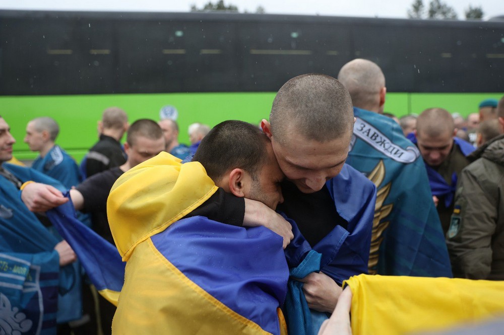 Відбувся обмін полоненими 2 жовтня: Україна повернула 185 військових і 20 цивільних (фото, відео)