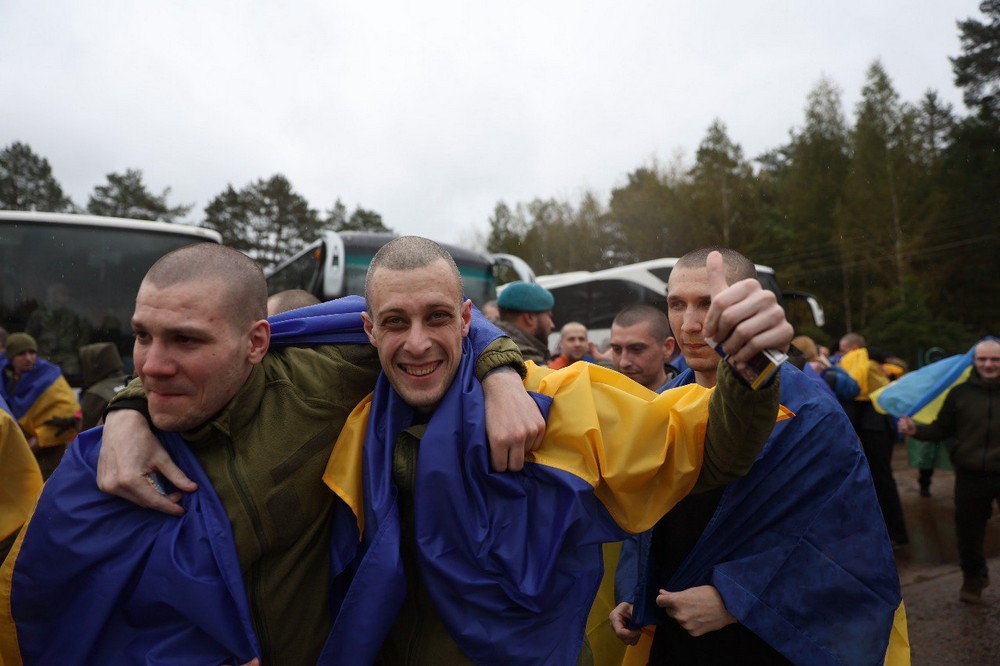 Відбувся обмін полоненими 2 жовтня: Україна повернула 185 військових і 20 цивільних (фото, відео)
